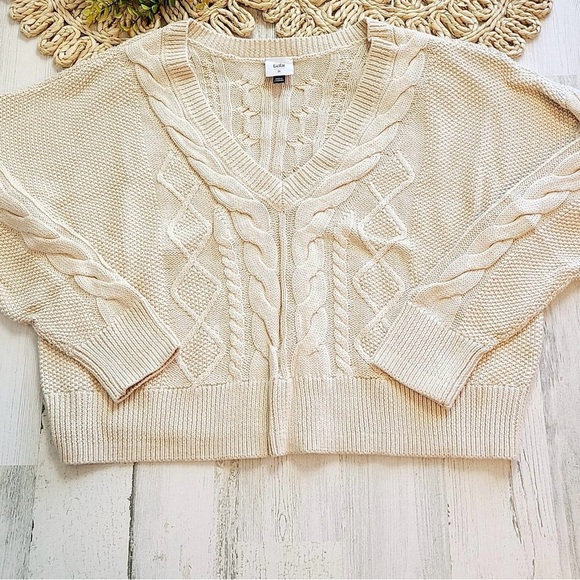 EUC Cabi Cropped Cable Pullover, M, $40 - Picture 1 of 4